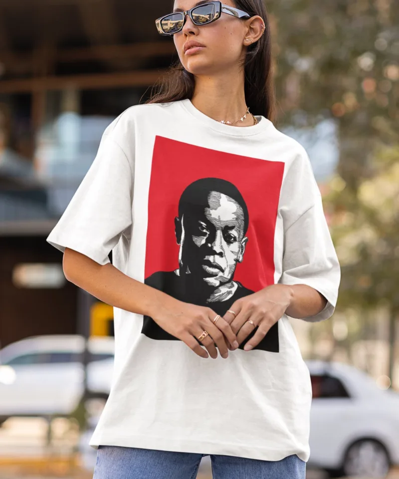 Camiseta oversized do Dr. Dre: estilo Music Culture para os fãs do lendário produtor de hip hop. Com estampa exclusiva, esta camiseta proporciona conforto e destaca sua admiração pela música. Uma homenagem autêntica ao legado do Dr. Dre.